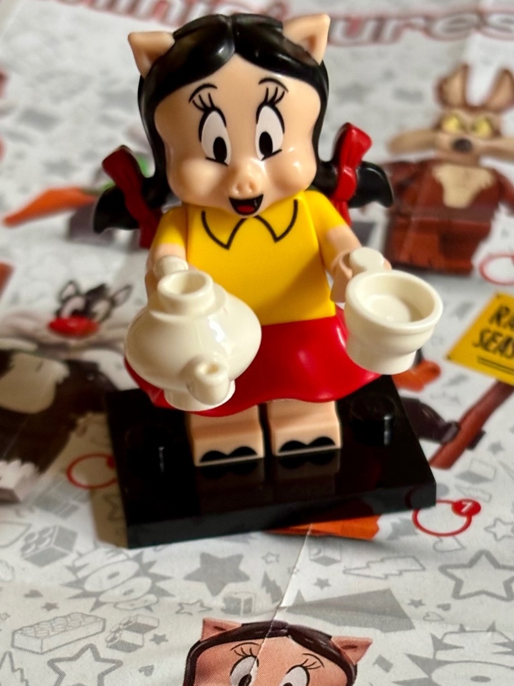 LEGO LOONEY TUNES "Petunia Pig" colt-11 with Stand, Pamphlet & Accessories